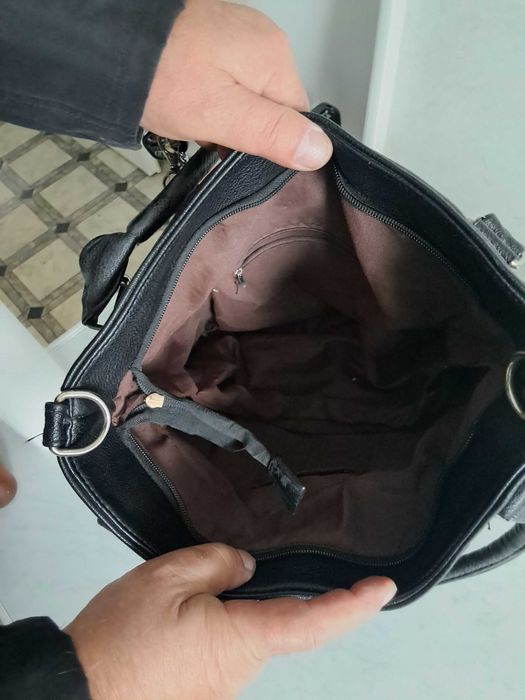 Czarna torebka używana
