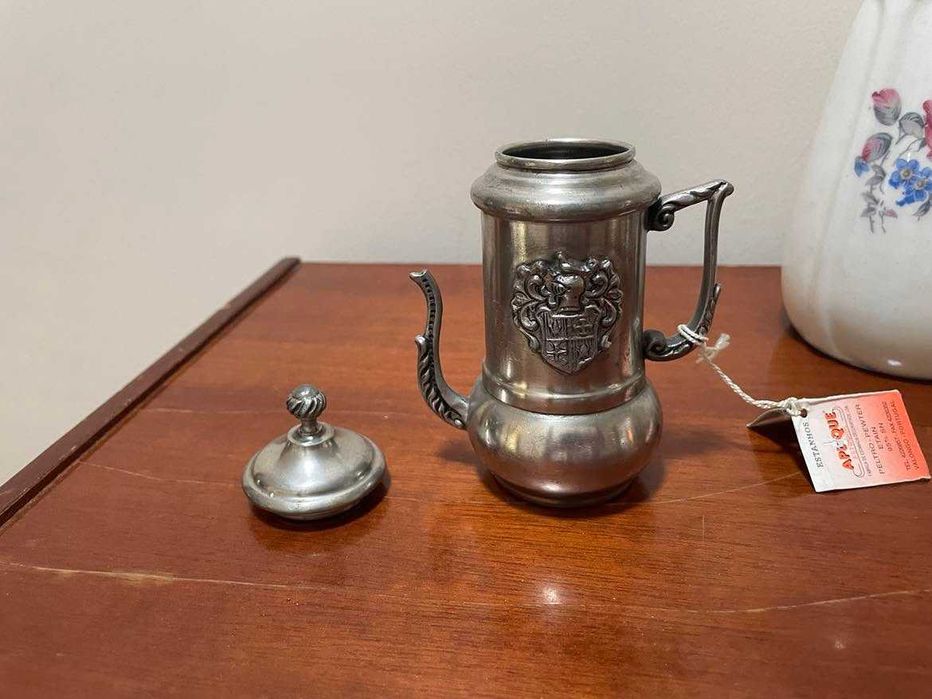Jarro miniatura em estanho 95% . Sem mossas.