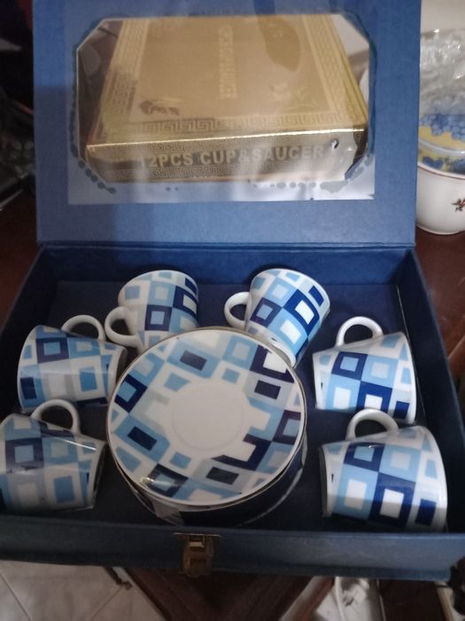 Serviços de café e um de decoração