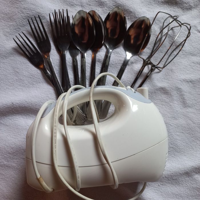 Robot do ciasta i sztućce