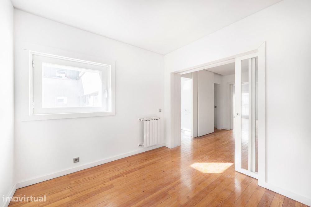 Apartamento no Chiado com 2 salas e 2 quartos e 2 lugares de estaciona