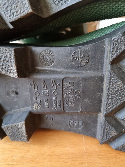 Botas de borracha com palmilha e biqueira de aço nº40 (NOVAS)