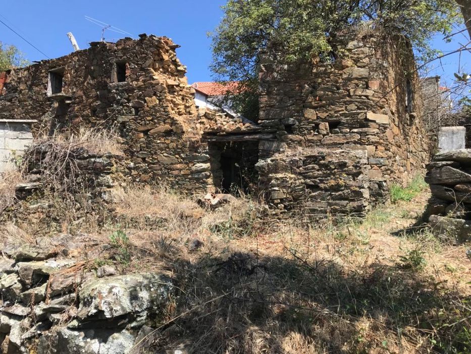 Casa de pedra rústica com registo de habitação dois pisos