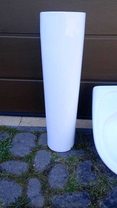 Umywalka wraz z baterią i postumentem