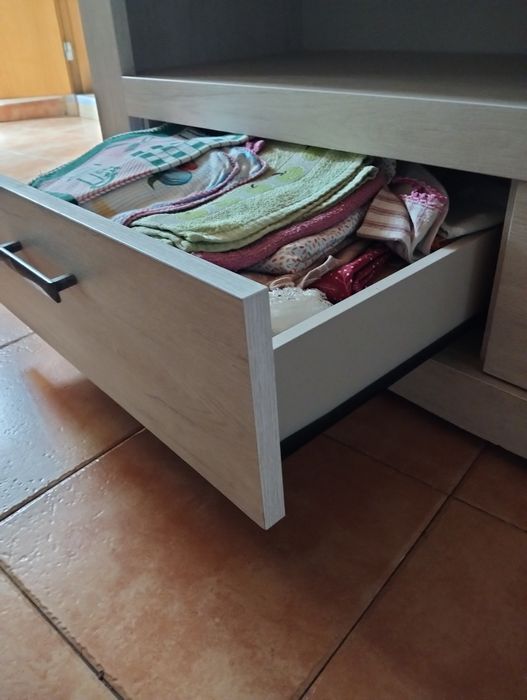 Móvel para TV com duas gavetas