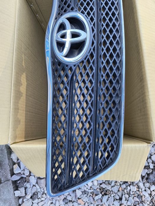 Grill atrapa Toyota Corolla e12 oryginał sprawna