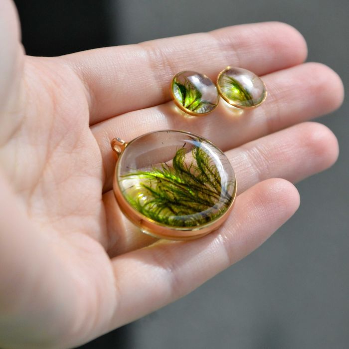 Wisiorek okrągły z mchem - kolor złoty