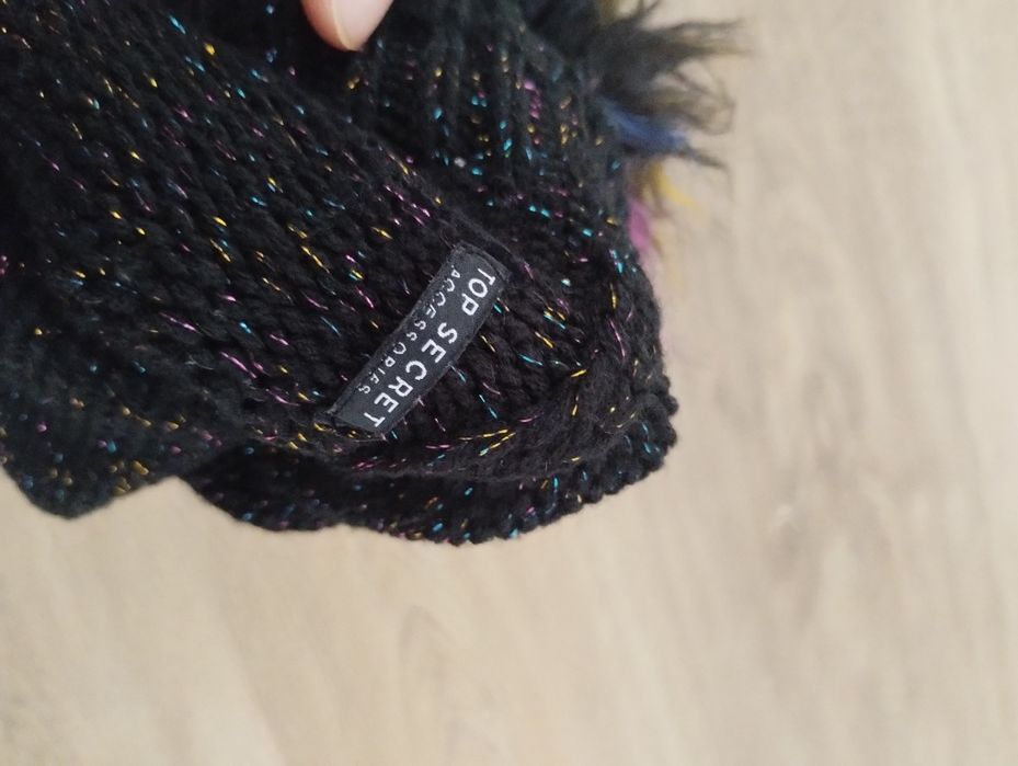 Czarna czapka z kolorową nitka z pomponem