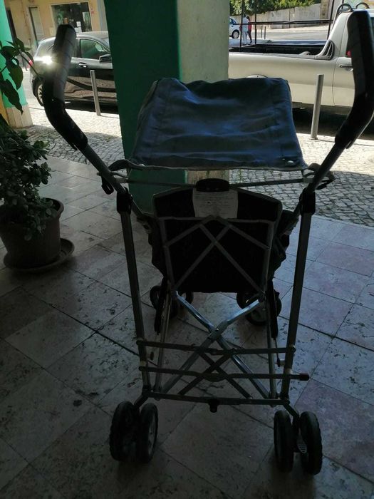 Carro de bebé com toldo.