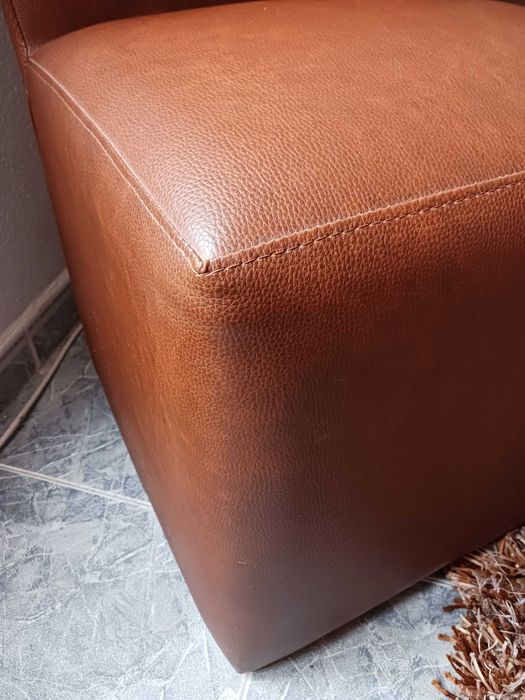 cadeirão em pele sintética