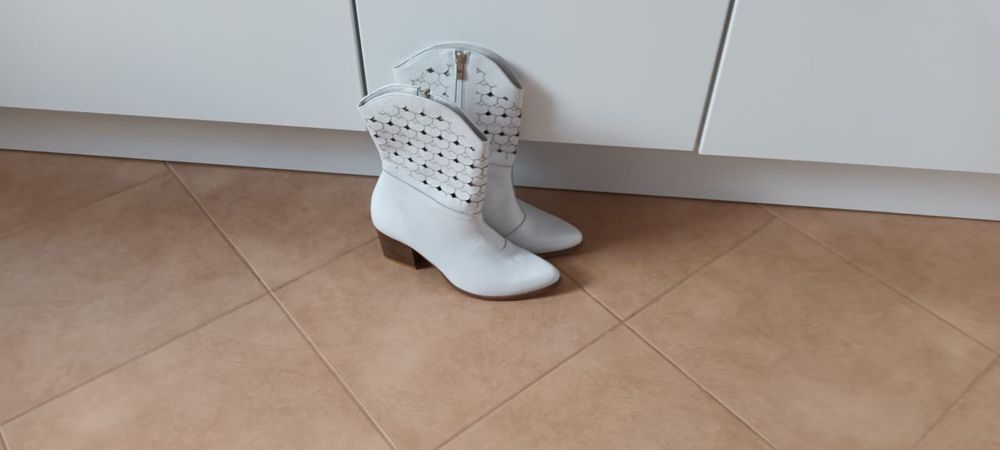 Białe botki kowbojki