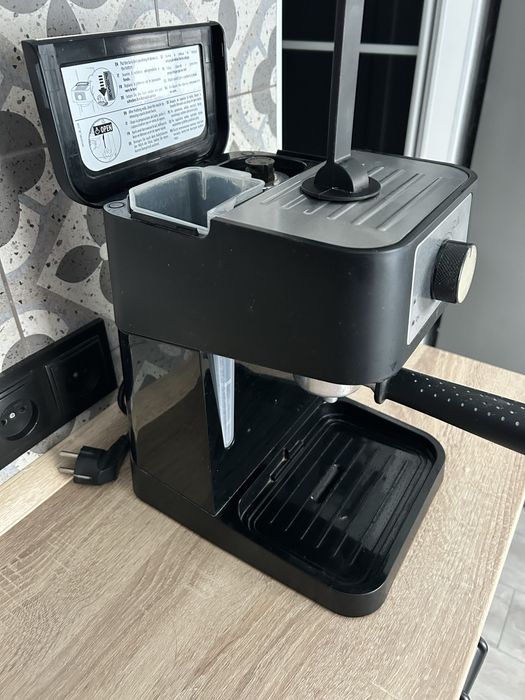 Кавомашина Delonghi з капучинатором.