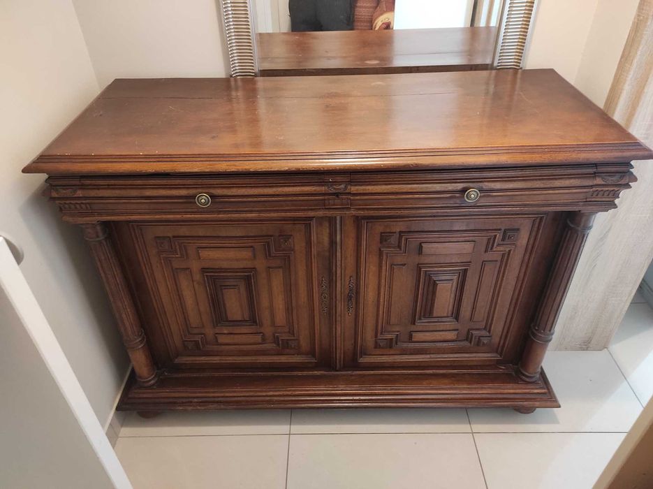 Piękna komoda z szufladami i szafką na klucz