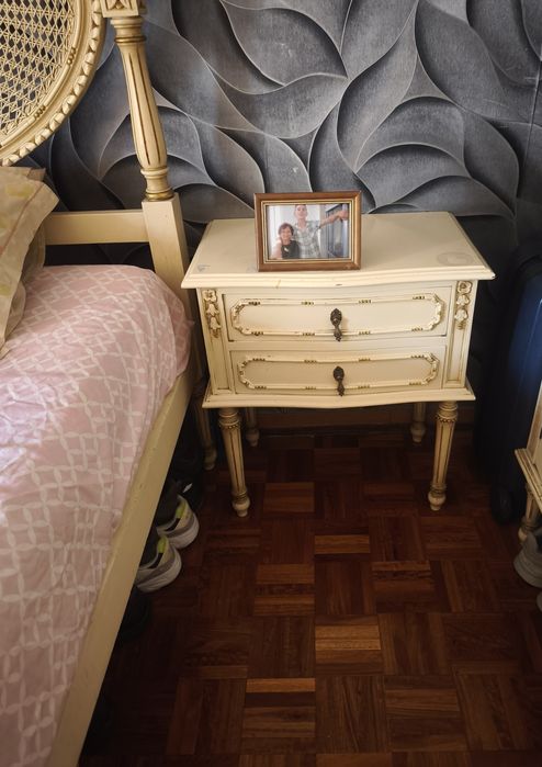 Mobília completa de quarto para dar pequenos restauros mas em óptimo estado.