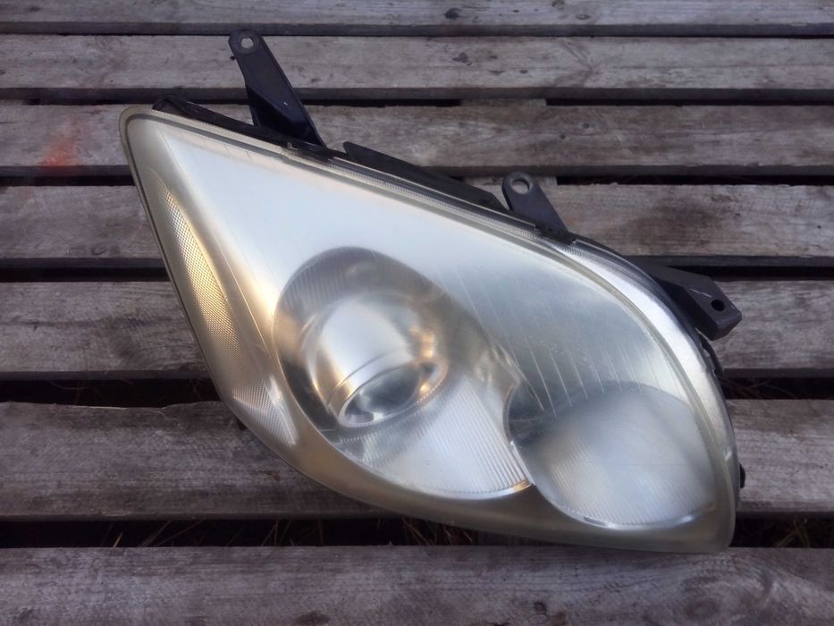 Toyota avensis t25 lampa prawa przód 03-06 europa