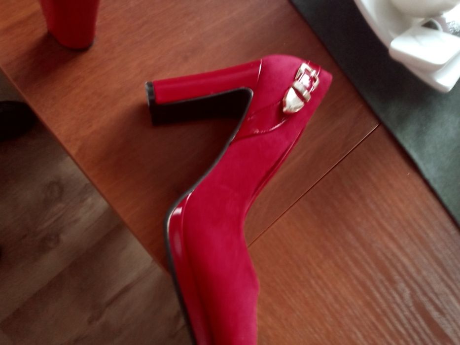 Buty czerwone 37 obcas wsuwane zamsz
