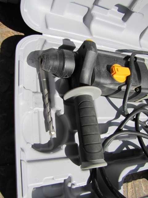 Titan TTB872SDS Elektryczna młotowiertarka wiertarka SDSPLUS