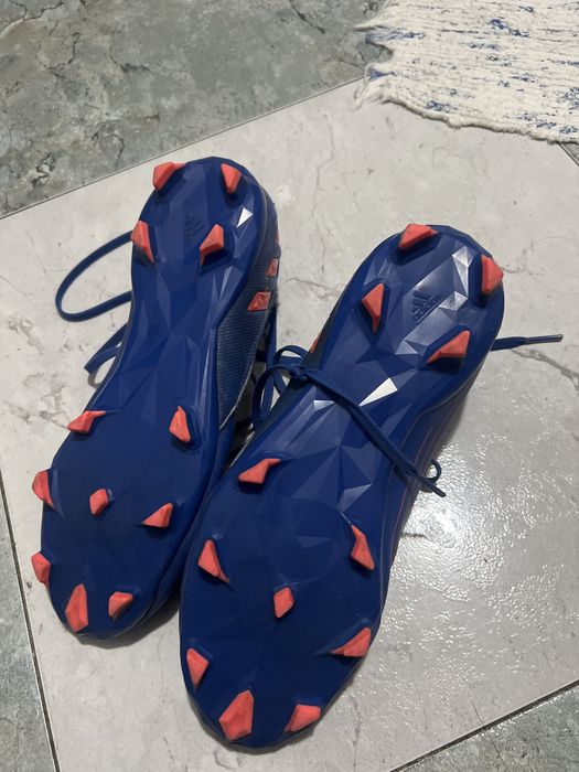 Chuteiras Adidas Predator azuis e laranja