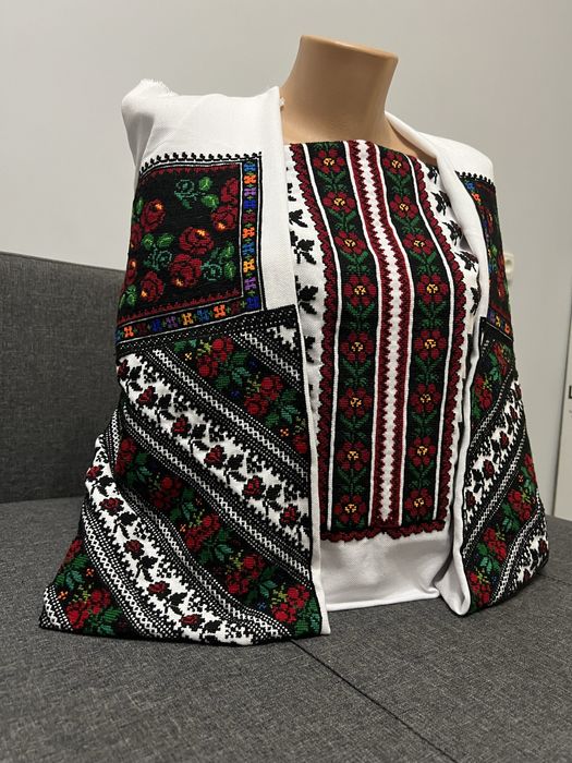 Жіноча борщівська вишиванка ручної роботи