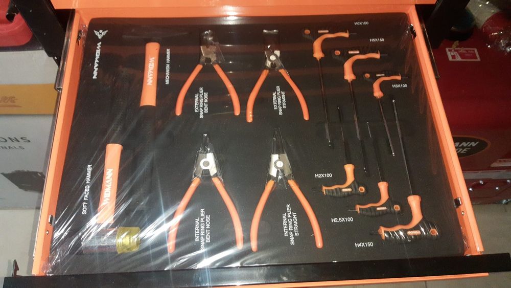 Mini banca com 4 gavetas com ferramentas