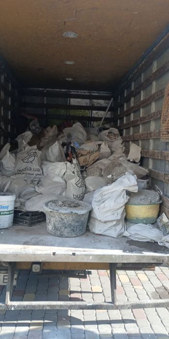 Вивіз хламу, строй мусора побутового мотлоху.