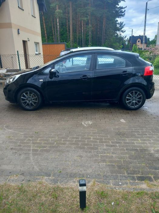 Kia Rio rok 2011 czarny benzyna