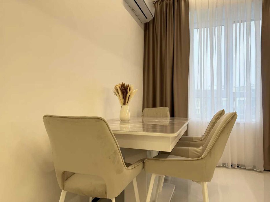 Стильна трикімнатна біля міського озера