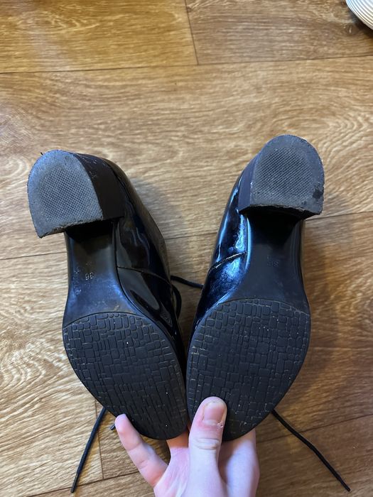 Лакові жіночі черевички