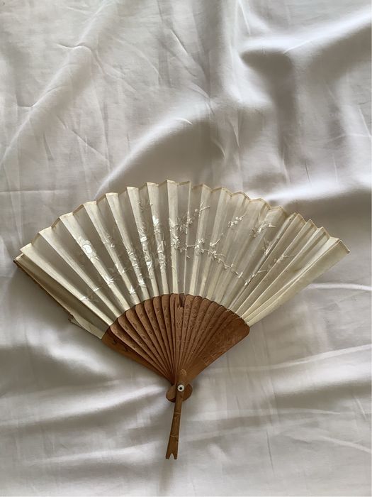 Leque antigo oriental em sândalo e seda bordada com caixa  adaptada oriental em madeira lacada e ouro.