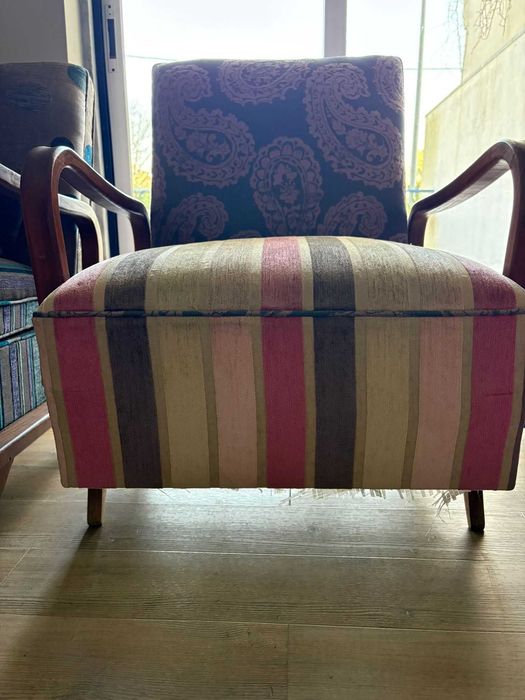 Par de Cadeirões Vintage / Retro Estofados - Estrutura em Madeira