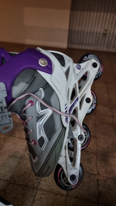 Dois pares de patins em linha