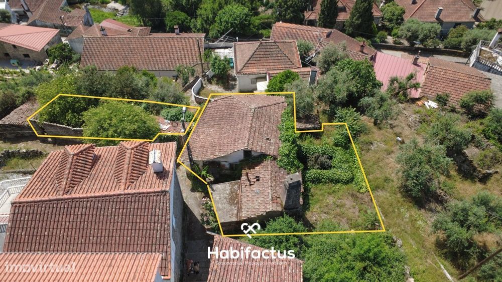 Moradia Isolada T2, para Reconstrução, c/ Varanda e 2 Terrenos á Venda