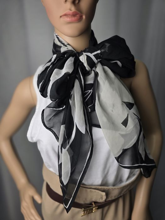 Apaszka chusta ,czarno biała w kwiaty duża długa cienka na wiosnę