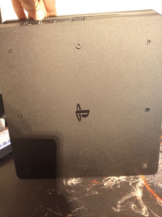 Ps4 w bardzo dobrym stanie + gry moge sie tez zamienic
