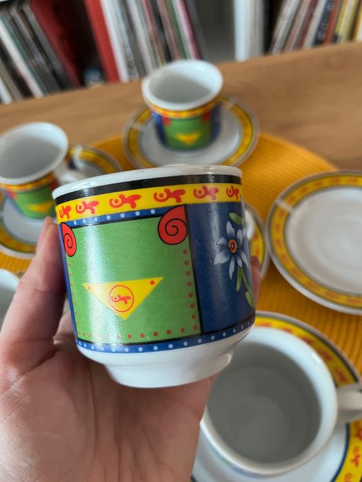 6 filiżanek kolorowych z talerzykami podstawkami