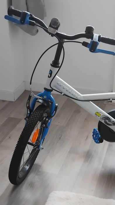 Bicicleta e trotinete de criança com proteção
