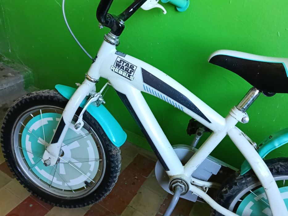 Дитячий ровер є дополнітельні колеса