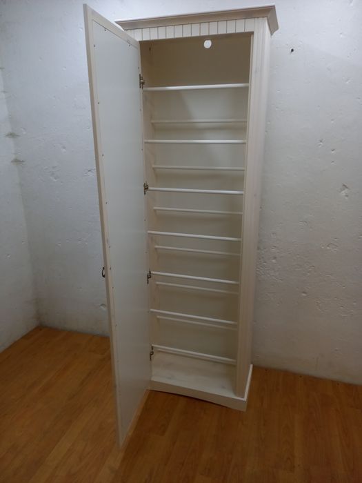 Szafka na buty z lustrem.