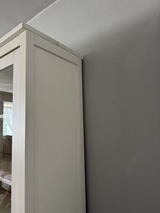 biała witryna z 3 szufladami IKEA HEMNES