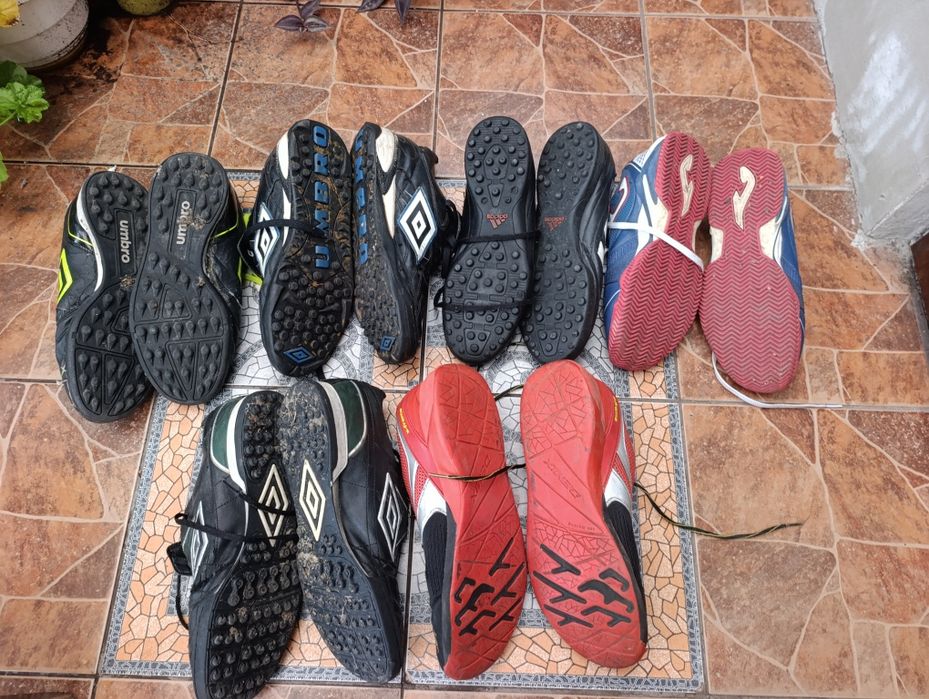 Adidas 42-43 р. Чоловічі футбольні кросівки, сороконіжки.