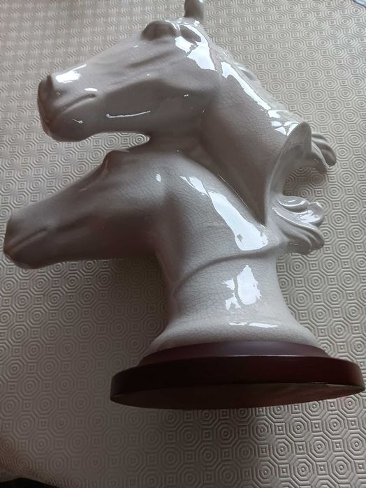 Cabeça dupla de cavalo em cerâmica com apoio em Madeira
