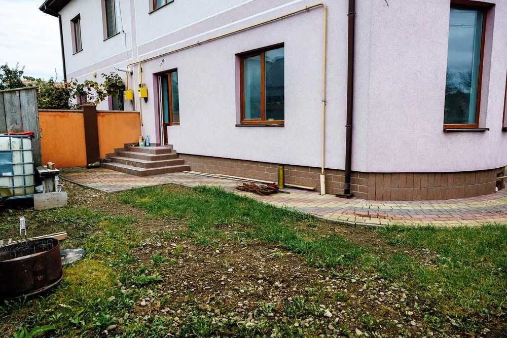 Сучасний двоповерховий будинок з гаражем у м. Івано-Франківськ