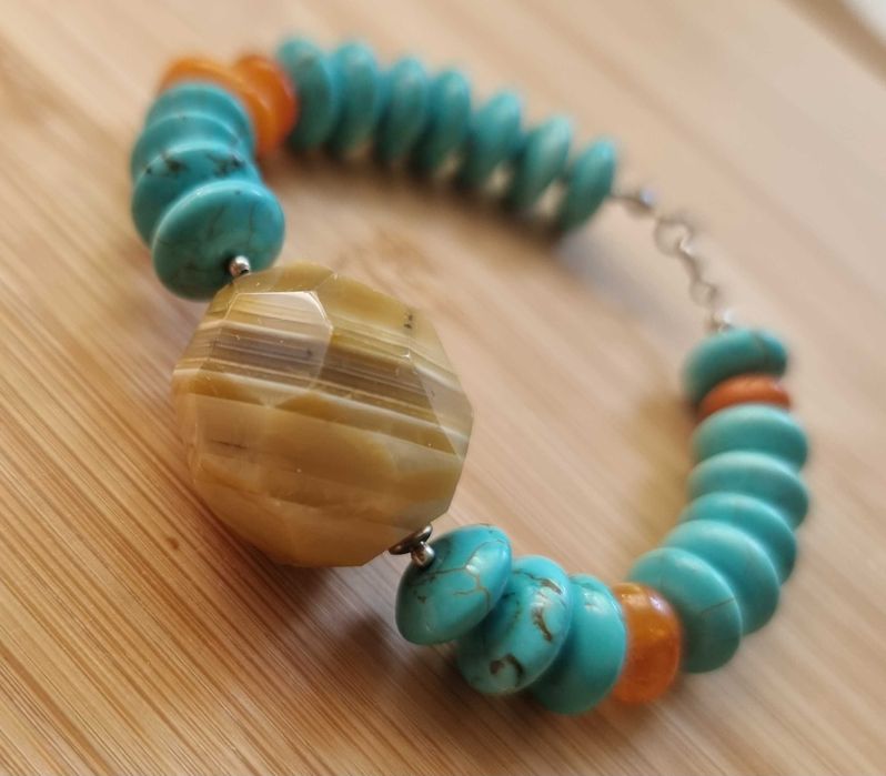 Srebrny naszyjnik i bransoleta.