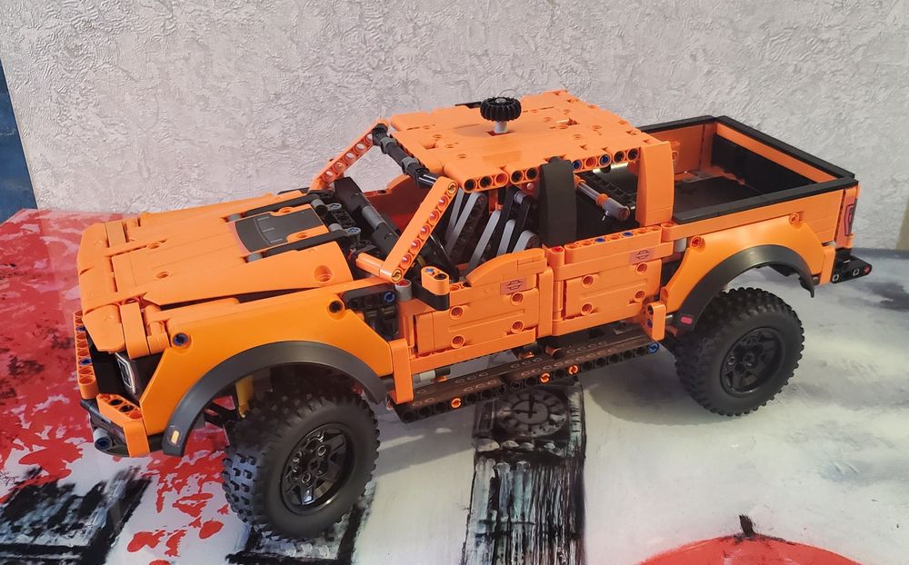 Зібраний конструктор 1379деталей LEGO Technic Ford® F-150 Raptor 42126: ...