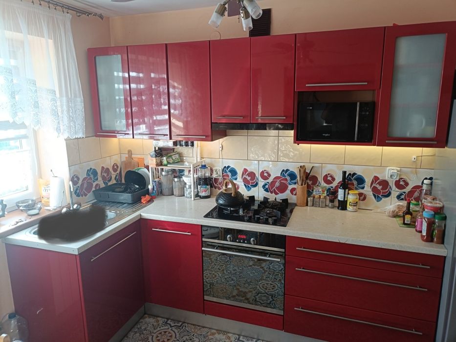 Kuchnia bordo połysk piekarnik i płyta gazowa