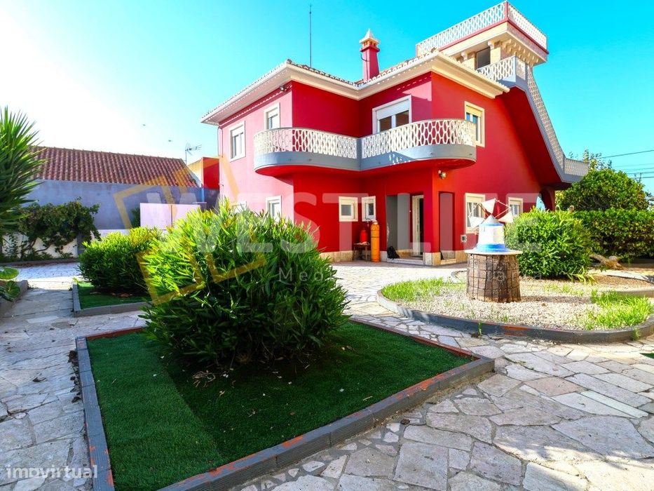 Moradia T5 com traços típicos dos anos 60 - Jardim e terraço com vi...