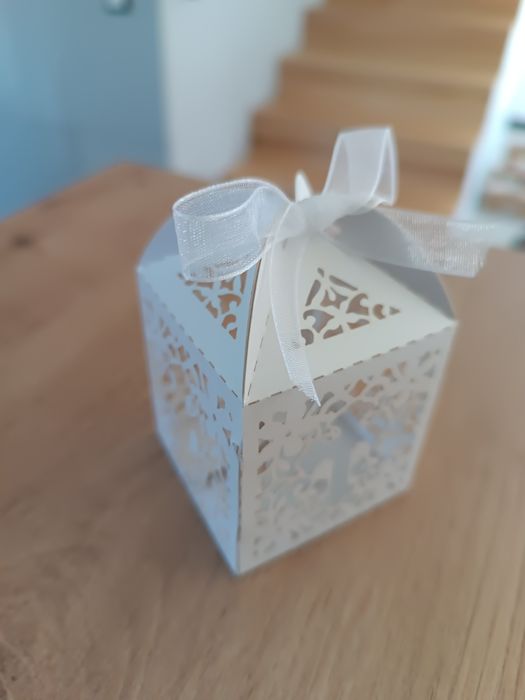 Pudełko na prezenty dla gości ażurowe chrzest IHS (zestaw 17sztuk)