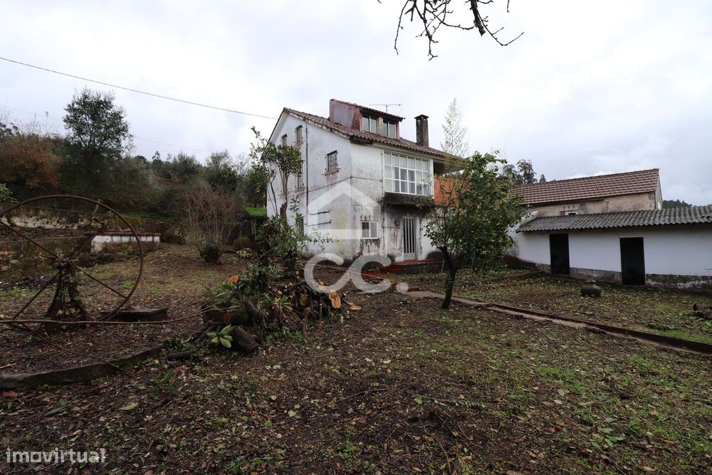 Moradia com garagem, terreno  e anexos na localidade de Maçãs de Dona