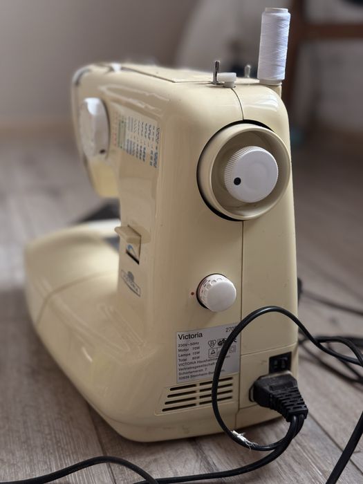 Швейна машинка Victoria