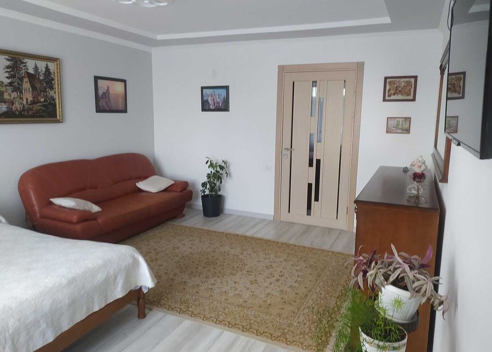 Простора та світла двокімнатна квартира.